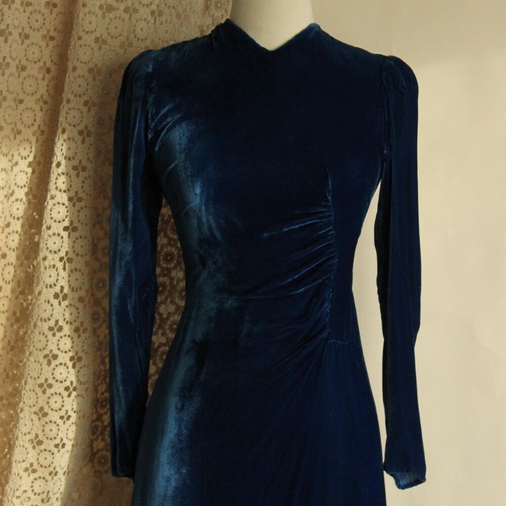 Vintage 1930s Dress, Royal Blue Silk Velvet with side Gathers - Picture 3 of 16